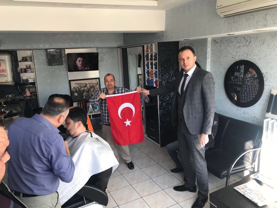ESNAFLARA BAYRAK HEDİYE ETTİLER