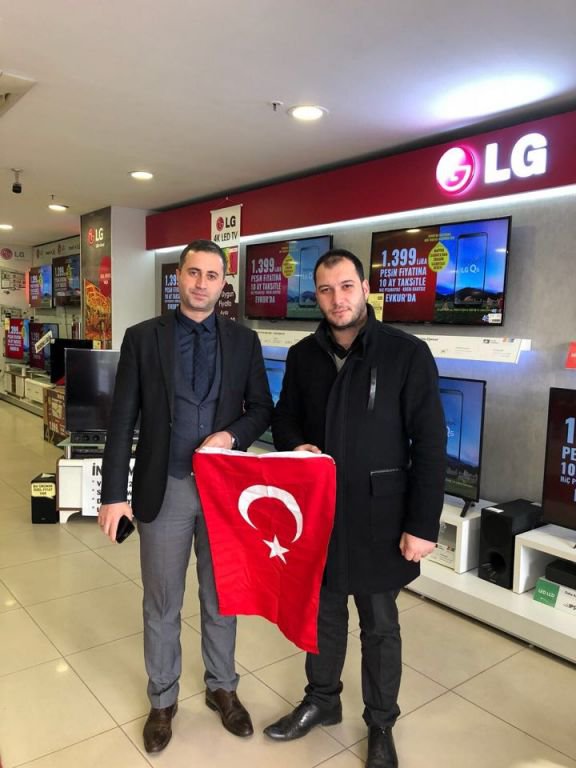 ESNAFLARA BAYRAK HEDİYE ETTİLER