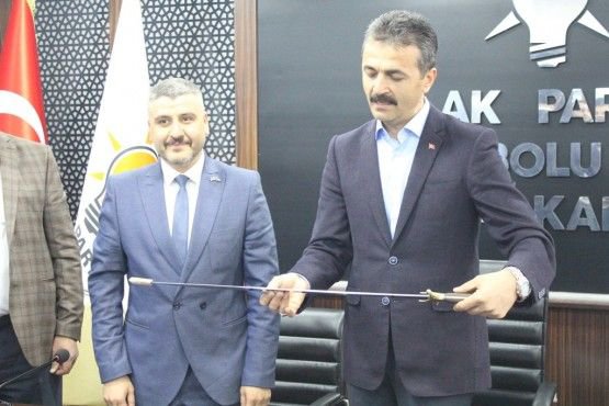 EVCİL, DOĞANAY’A KILIÇ HEDİYE ETTİ