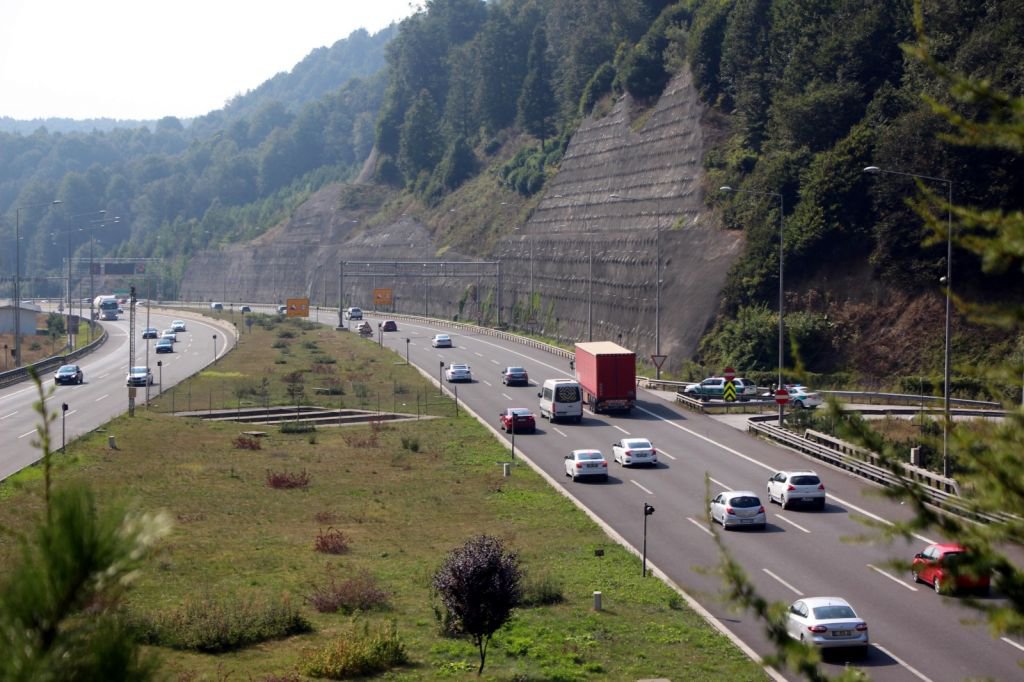 EVE DÖNÜŞ YOĞUNLUĞU SÜRÜYOR
