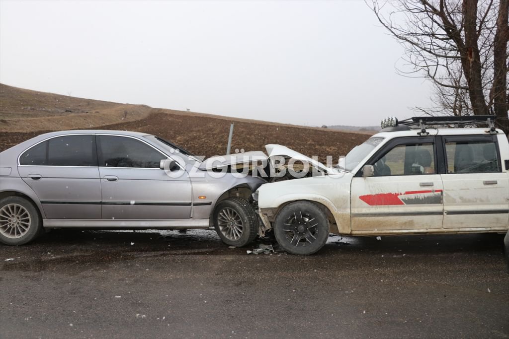 FECİ KAZADA 4 KİŞİ YARALANDI