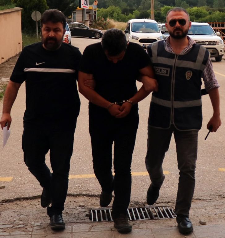 PARKTA FUHUŞ PAZARLIĞINA POLİS BASKINI