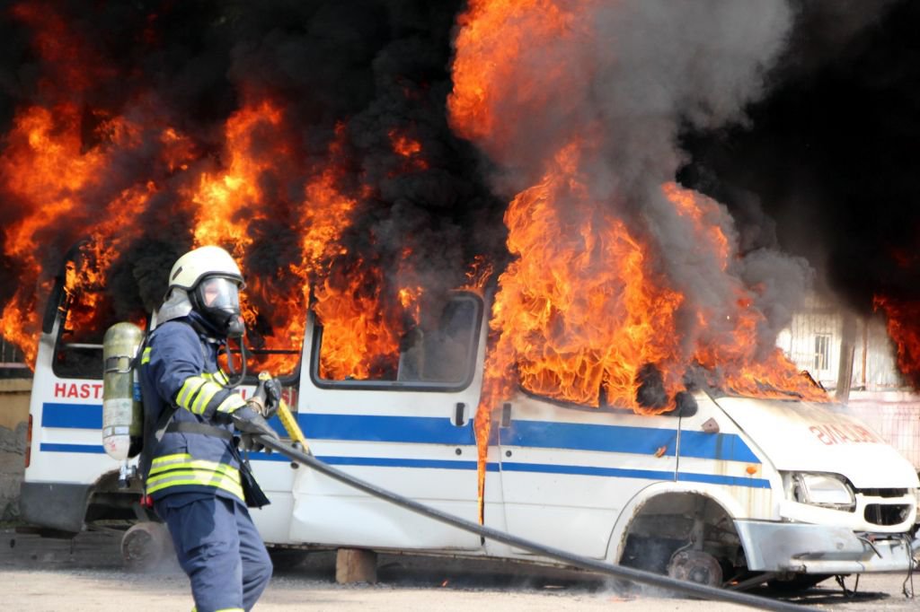 ARAÇLARI CAYIR CAYIR YAKTILAR