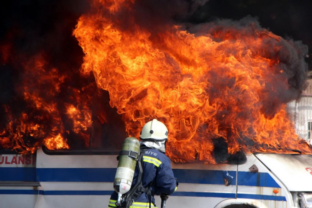 ARAÇLARI CAYIR CAYIR YAKTILAR