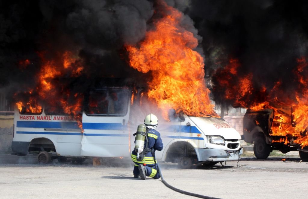 ARAÇLARI CAYIR CAYIR YAKTILAR