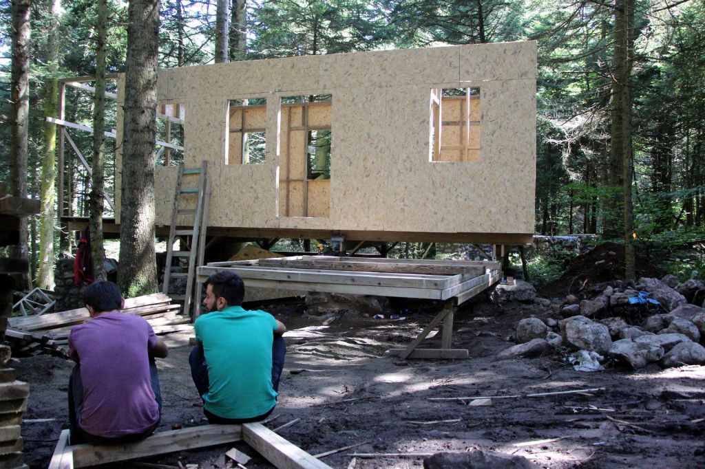 GÖLCÜK'TE BUNGALOV EVLERİN YAPIMINA BAŞLANDI