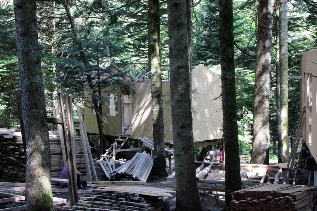 GÖLCÜK'TE BUNGALOV EVLERİN YAPIMINA BAŞLANDI