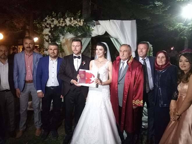 GÖRKEMLİ BİR DÜĞÜNLE DÜNYA EVİNE GİRDİLER