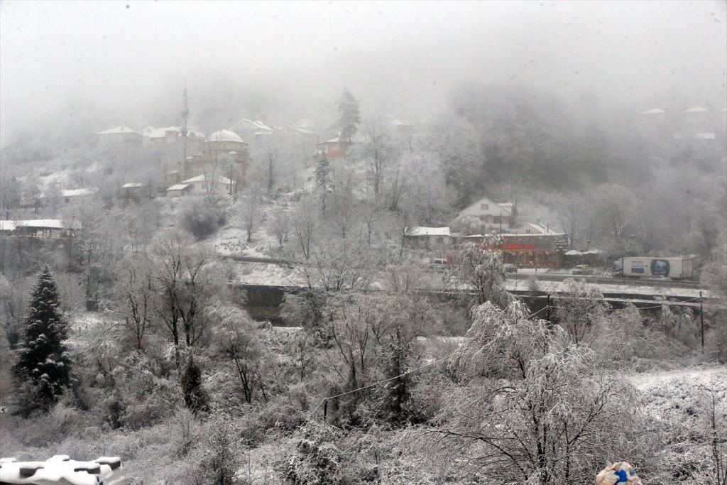 GÜNE BEMBEYAZ UYANDIK