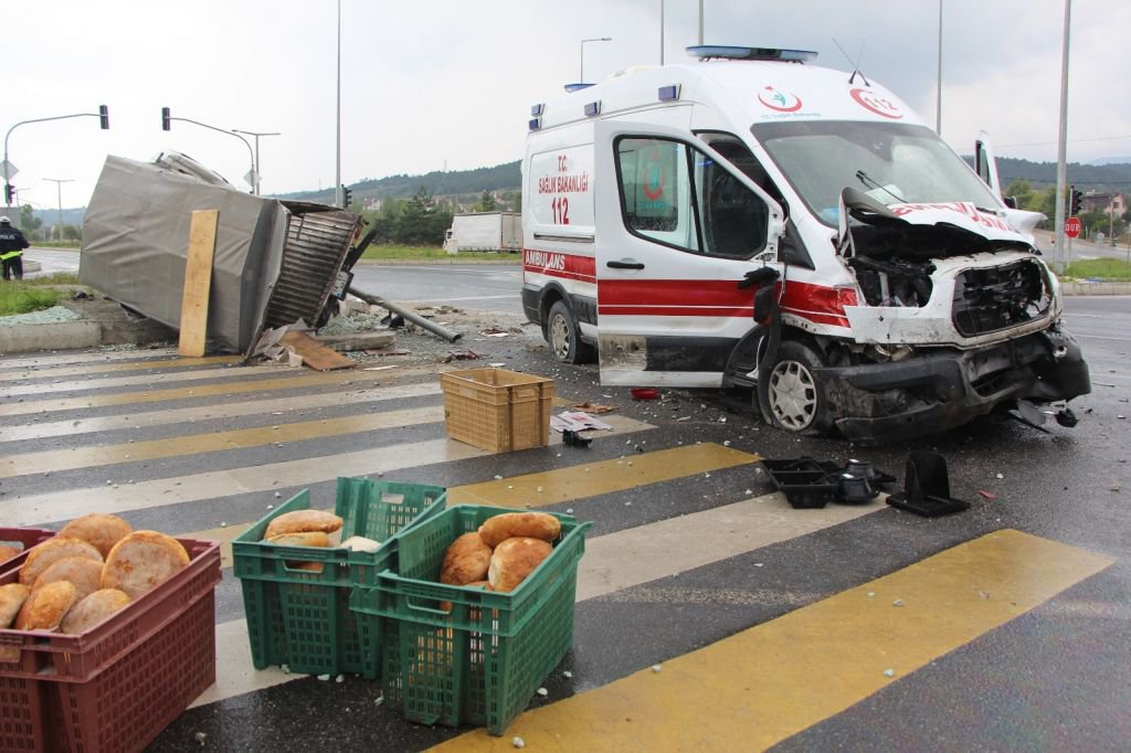 AMBULANSLA KAMYON ÇARPIŞTI, 6 YARALI