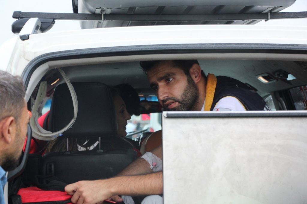 AMBULANSLA KAMYON ÇARPIŞTI, 6 YARALI
