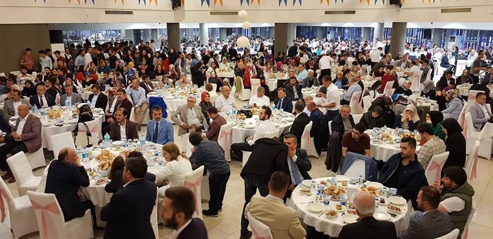 İFTAR YEMEĞİNDE DİKKAT ÇEKEN DETAY