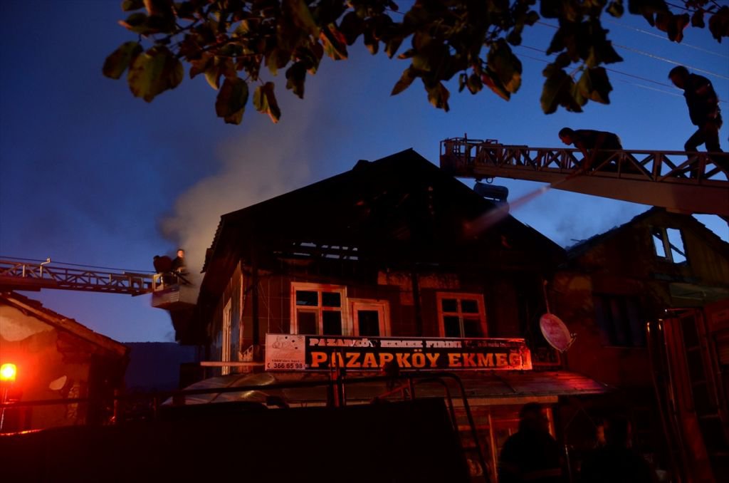 İKİ KARDEŞİN EVİ ALEV ALEV YANDI