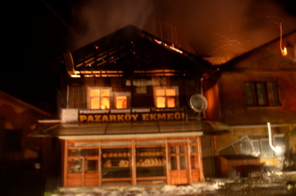 İKİ KARDEŞİN EVİ ALEV ALEV YANDI