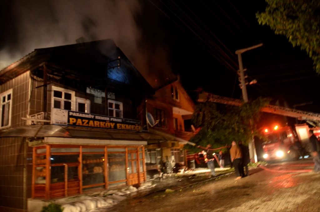 İKİ KARDEŞİN EVİ ALEV ALEV YANDI