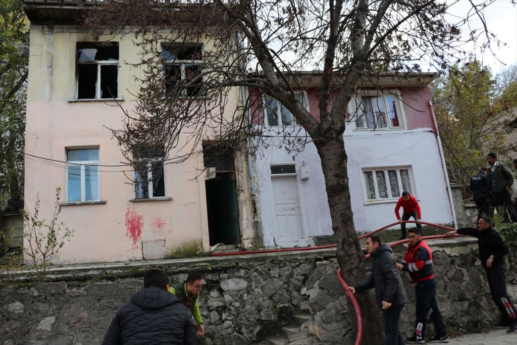 İKİ KATLI EV YANDI