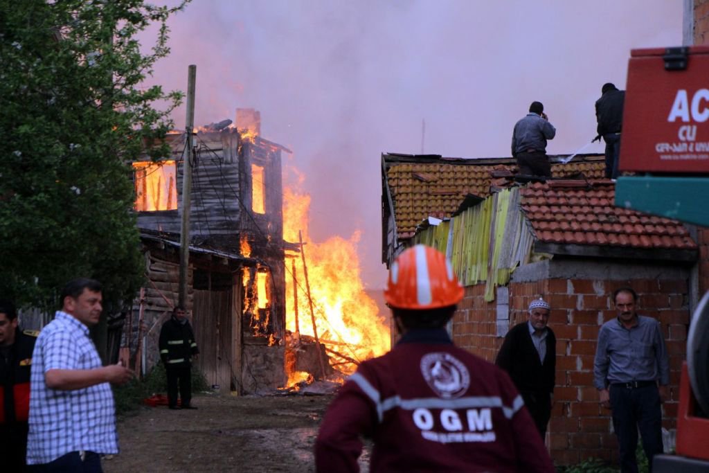 YANGIN KÖYÜ KÜLE ÇEVİRDİ