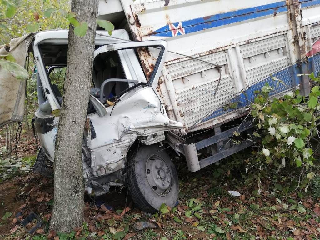 KABAK YÜKLÜ KAMYON TIRLA ÇARPIŞTI