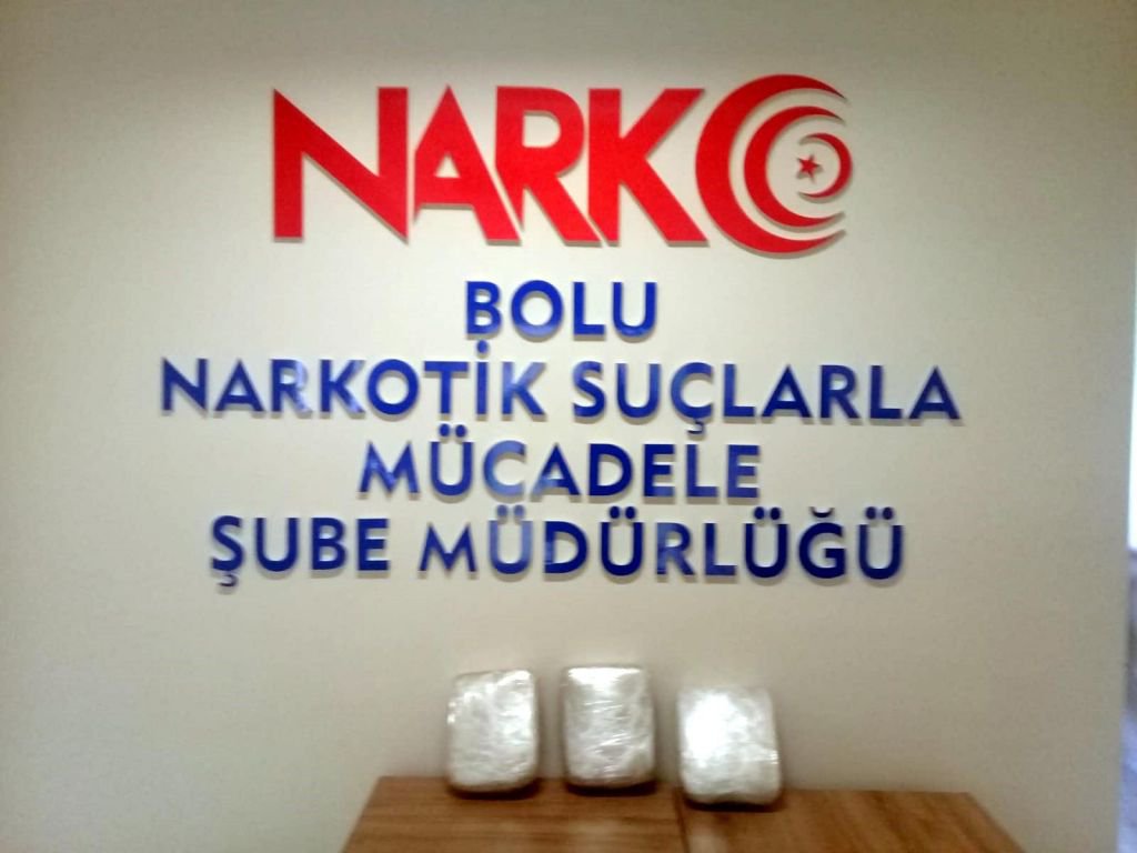 KADININ EL ÇANTASINDAN UYUŞTURUCU ÇIKTI