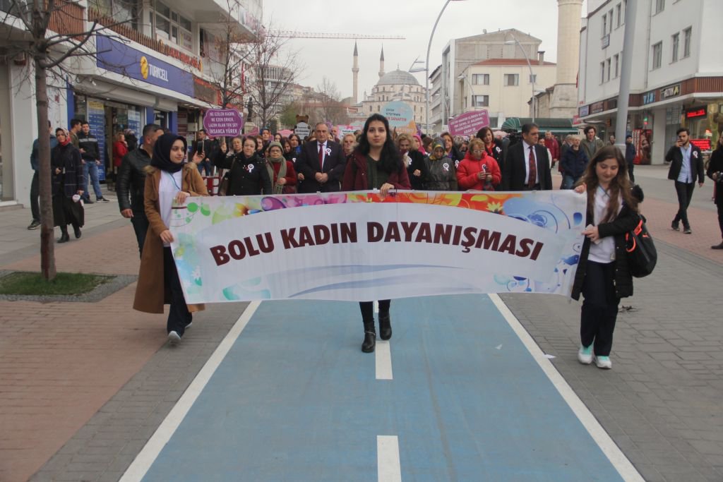 KADINLAR KOL KOLA YÜRÜDÜ