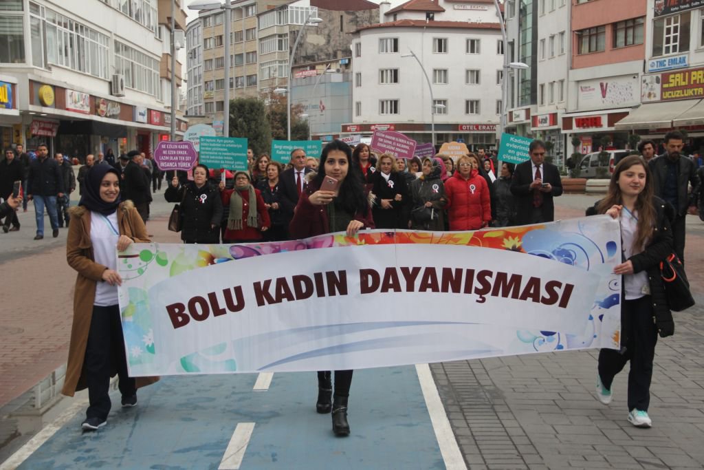 KADINLAR KOL KOLA YÜRÜDÜ