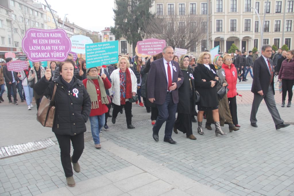 KADINLAR KOL KOLA YÜRÜDÜ
