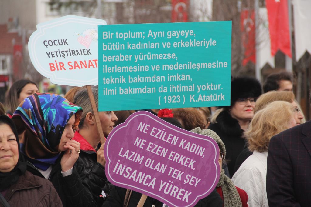 KADINLAR KOL KOLA YÜRÜDÜ