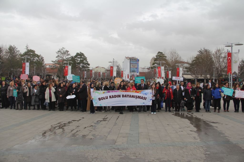 KADINLAR KOL KOLA YÜRÜDÜ