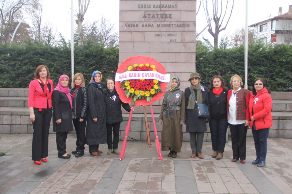 KADINLAR KOL KOLA YÜRÜDÜ