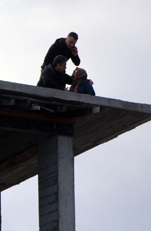 KAHRAMAN O POLİS ÇARESİZ KADININ İMDADINA YETİŞTİ