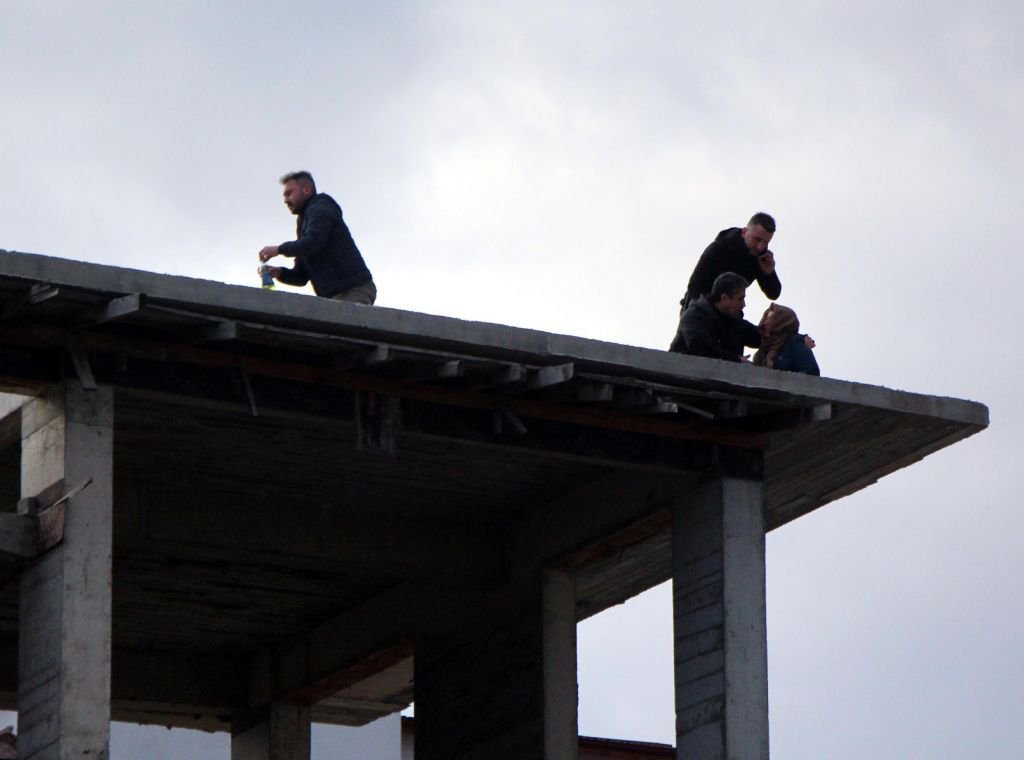 KAHRAMAN O POLİS ÇARESİZ KADININ İMDADINA YETİŞTİ