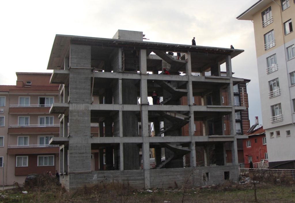 KAHRAMAN O POLİS ÇARESİZ KADININ İMDADINA YETİŞTİ