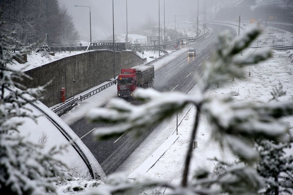 KAR YAĞIŞI ETKİSİNİ GÖSTERİYOR