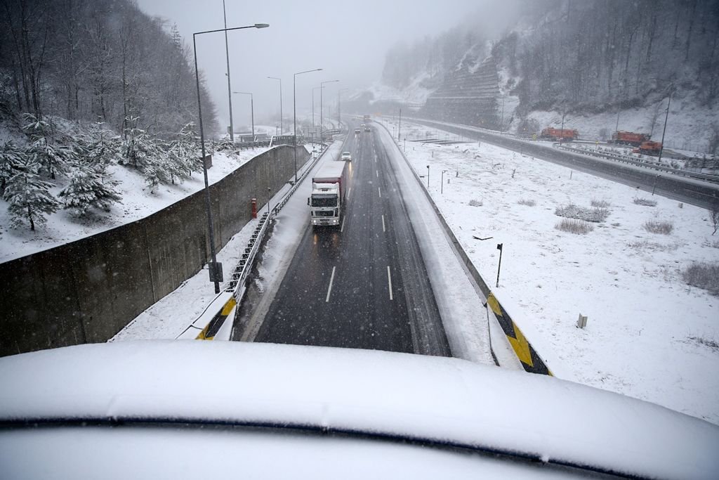 KAR YAĞIŞI ETKİSİNİ GÖSTERİYOR