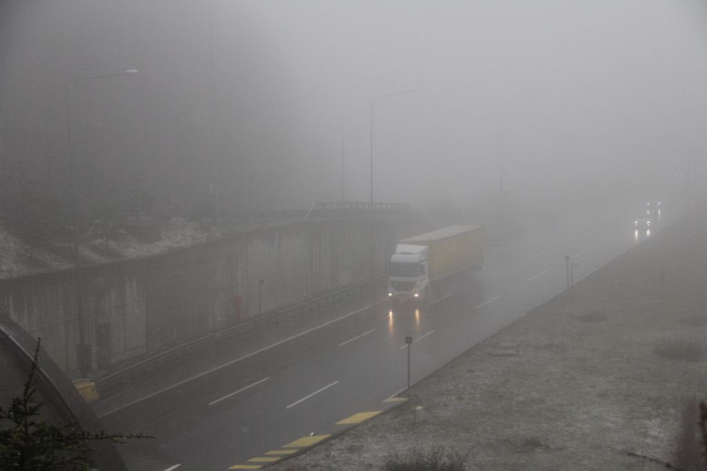 KAR YAĞIŞI SÜRÜCÜLERİ ZORLUYOR