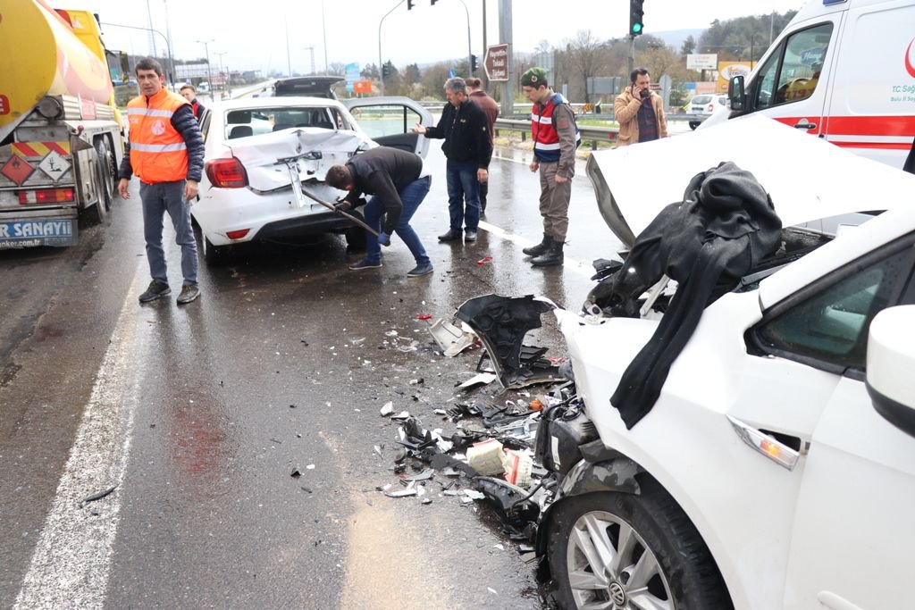 KAVŞAKTA KAZA, 5 YARALI