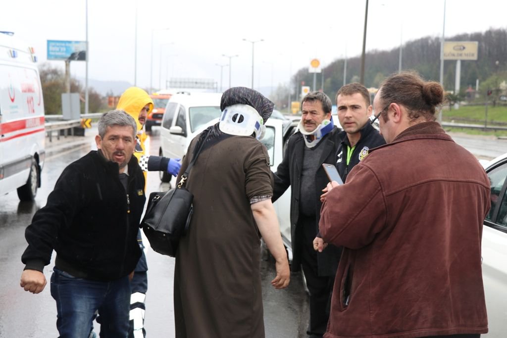 KAVŞAKTA KAZA, 5 YARALI