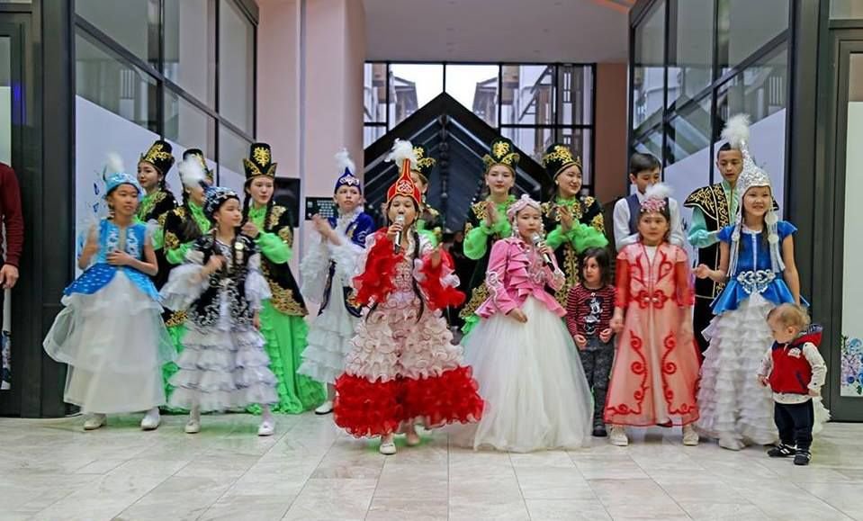 KAZAKLARDAN HARİKA DANS GÖSTERİSİ