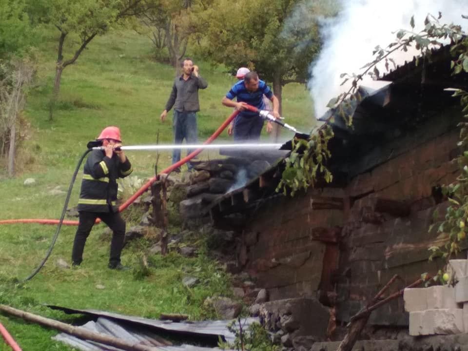 KISA SÜREDE 2 KATLI EVİ YOK ETTİ