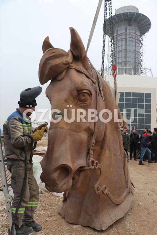 KÖROĞLU HEYKELİNİN MONTAJI BAŞLADI