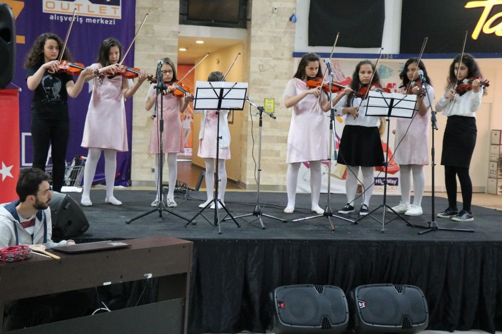 KÜÇÜK YETENEKLERE BÜYÜK ALKIŞ