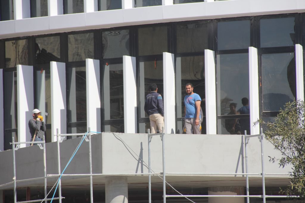 KUTLAMALARI İZLEYİP ÇALIŞTI