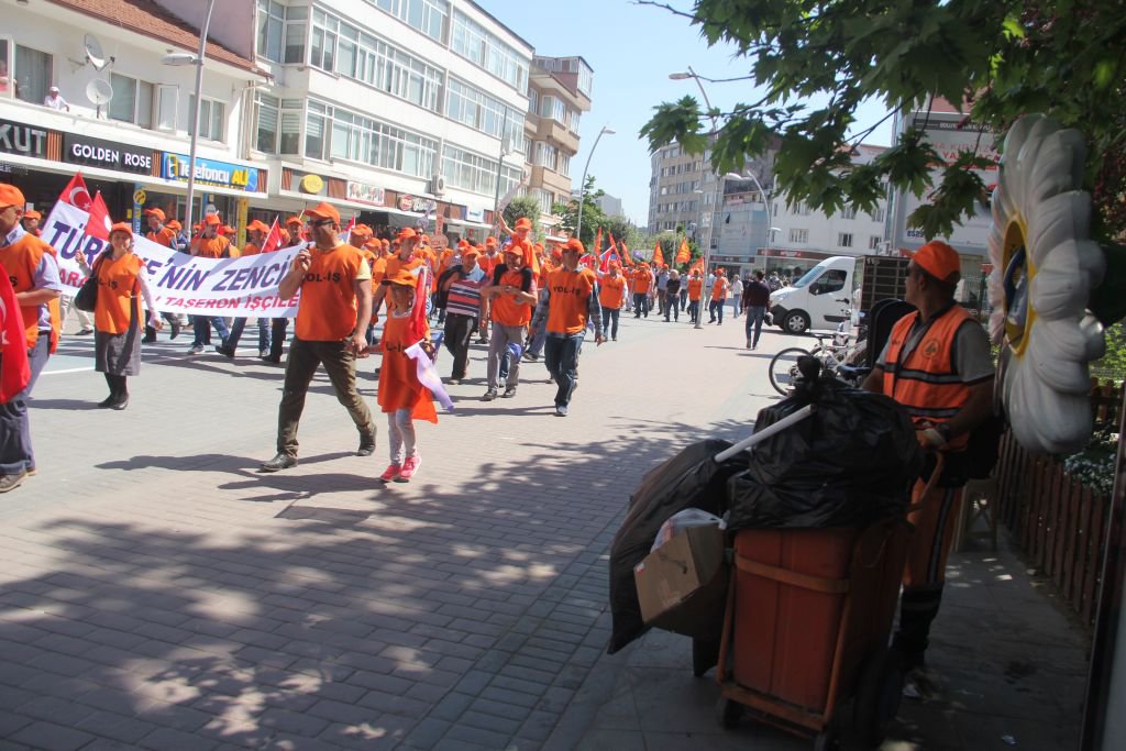 KUTLAMALARI İZLEYİP ÇALIŞTI