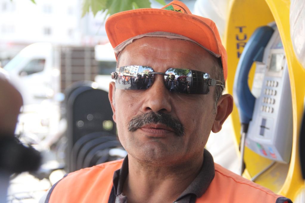 KUTLAMALARI İZLEYİP ÇALIŞTI