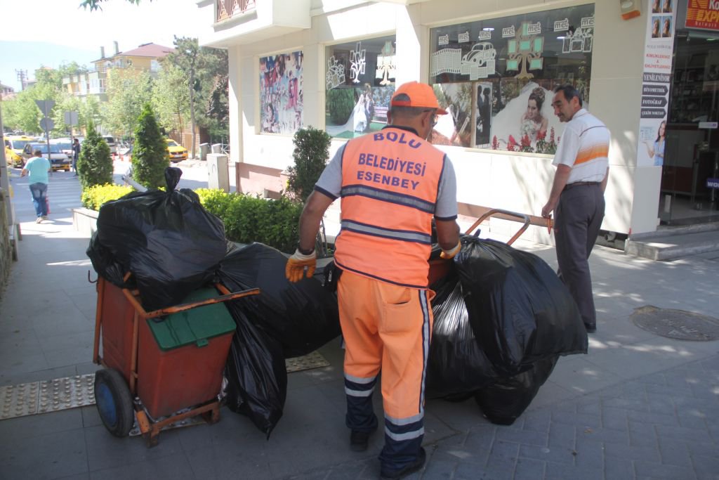 KUTLAMALARI İZLEYİP ÇALIŞTI