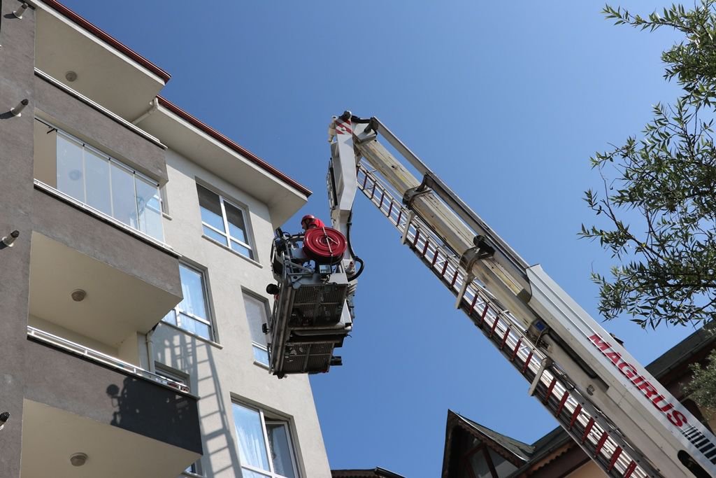 MAHSUR KALAN KADININ YARDIMINA İTFAİYE KOŞTU