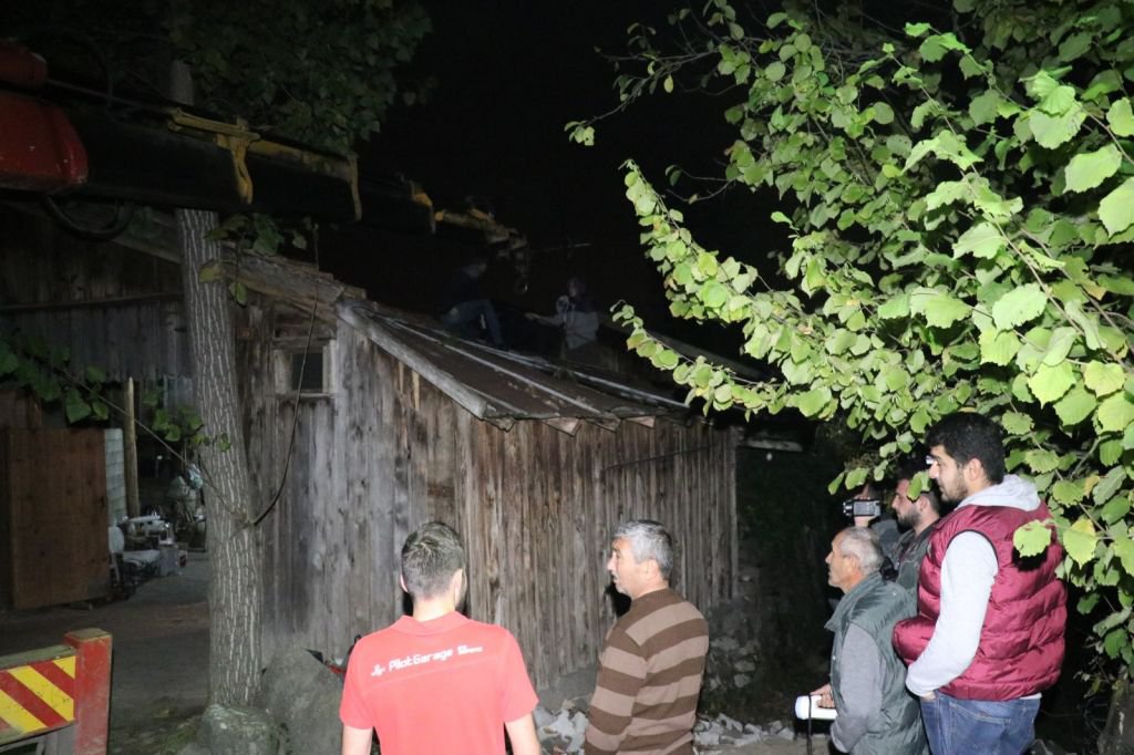 MANDA ÇATIYA ÇIKTI, EKİPLER SEFERBER OLDU