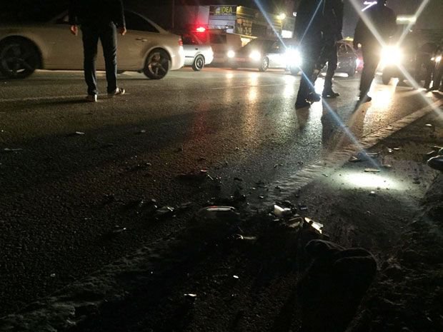 MOTOSİKLET YAYALARIN ARASINA DALDI