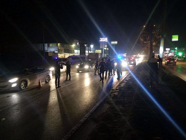 MOTOSİKLET YAYALARIN ARASINA DALDI