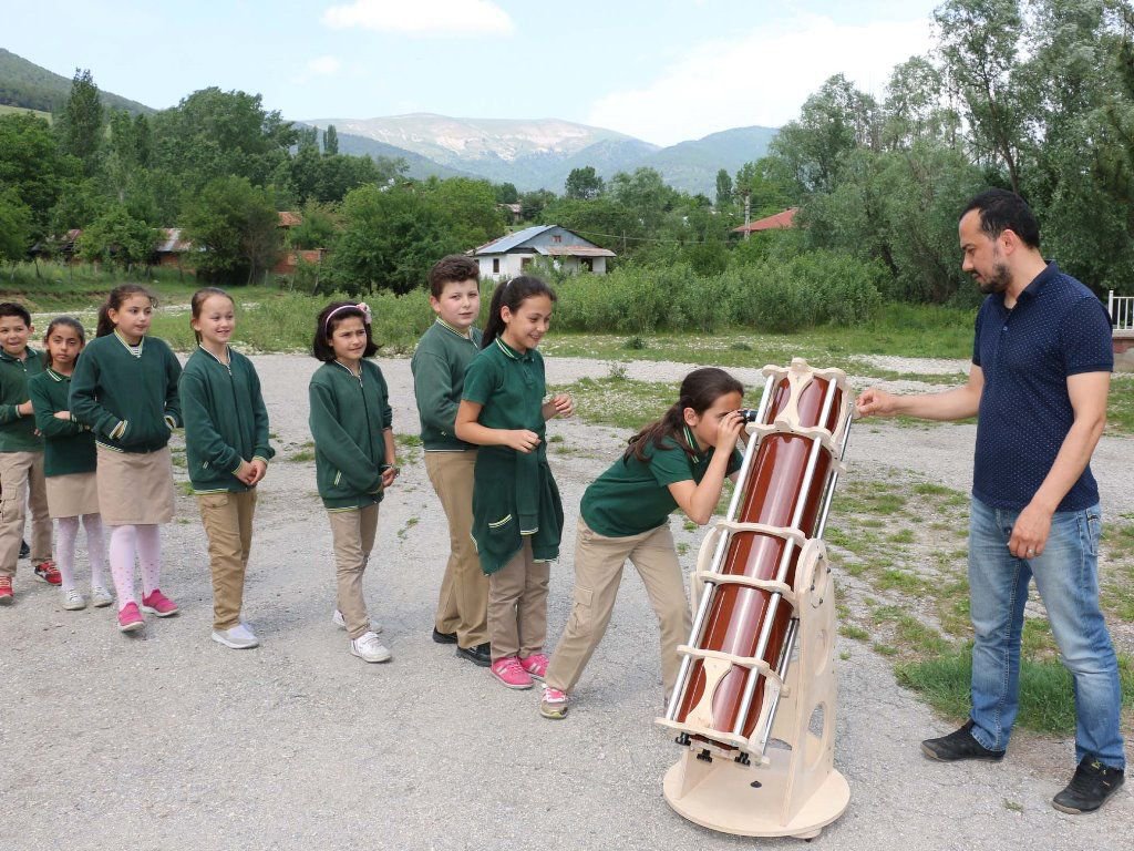 BİR ÖĞRETMEN VE 5 ÖĞRENCİSİ